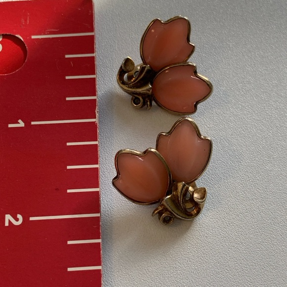 Vintage Trifari pink milk glass earrings. - Picture 4 of 5